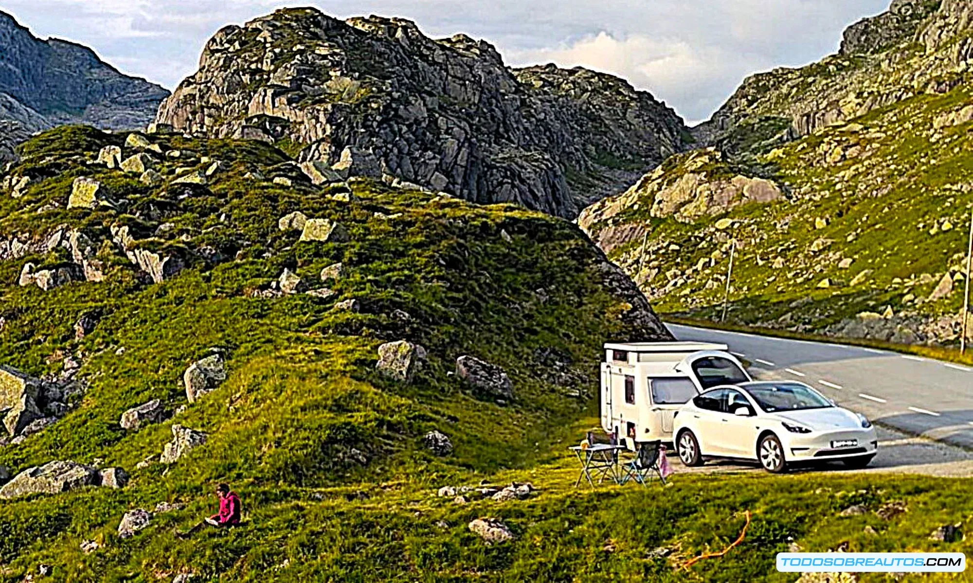 Pareja francesa junto a su Tesla Model Y y caravana antes de iniciar el viaje