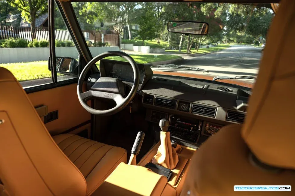 Range Rover Classic Blackden Edition, mostrando la pintura y los acabados.