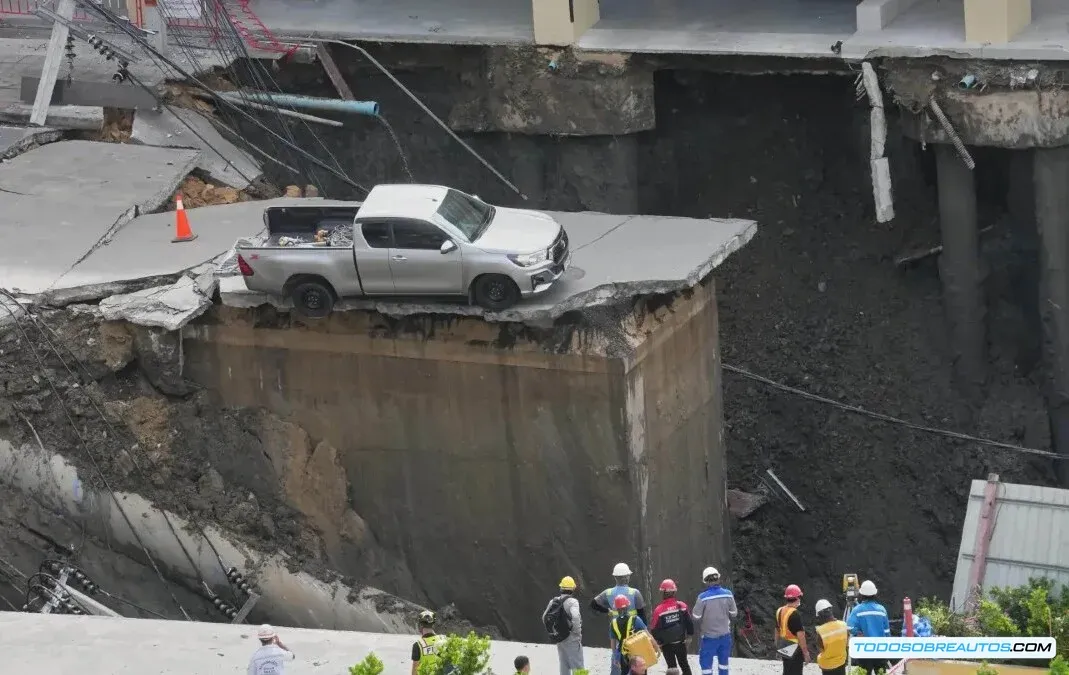 Socavón en Bangkok con la Toyota Hilux parcialmente atrapada.