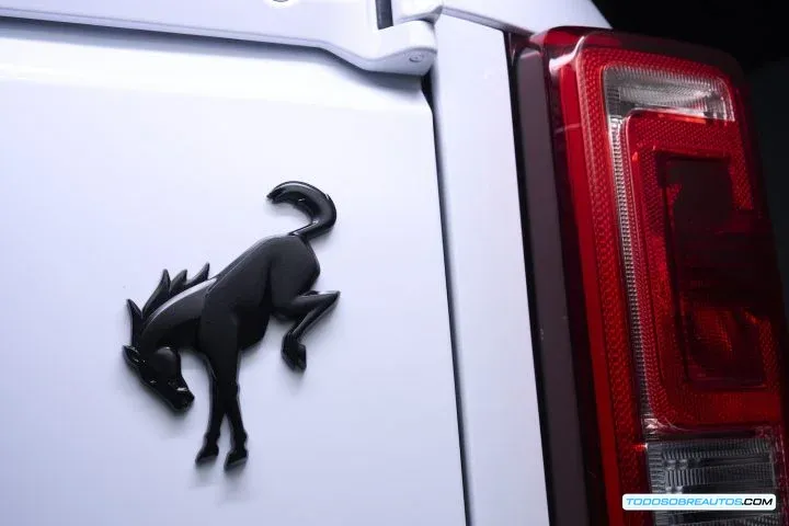 Parte trasera de un Ford Bronco con el logo Bronco en negro en el portón trasero