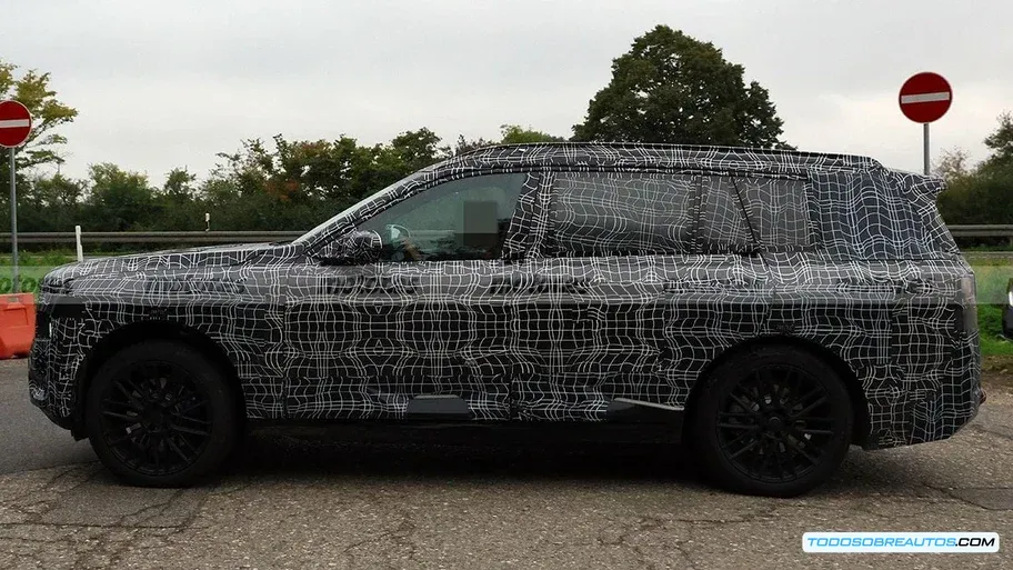Fotografía del prototipo del BMW iX7 2027 camuflado, en fase de pruebas en Estados Unidos.