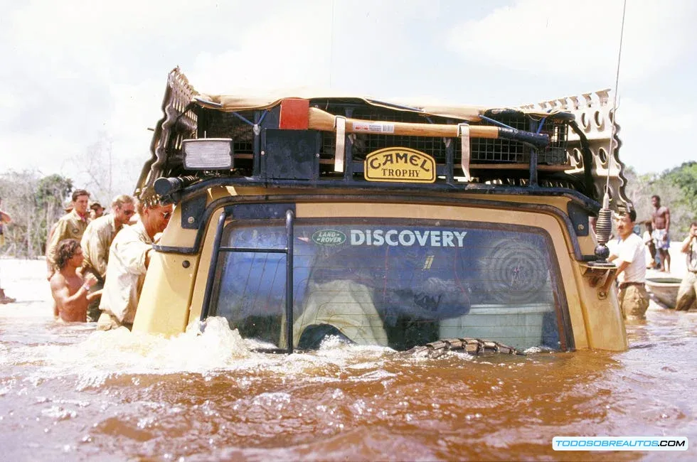 Land Rover Defender amarillo en el Camel Trophy.