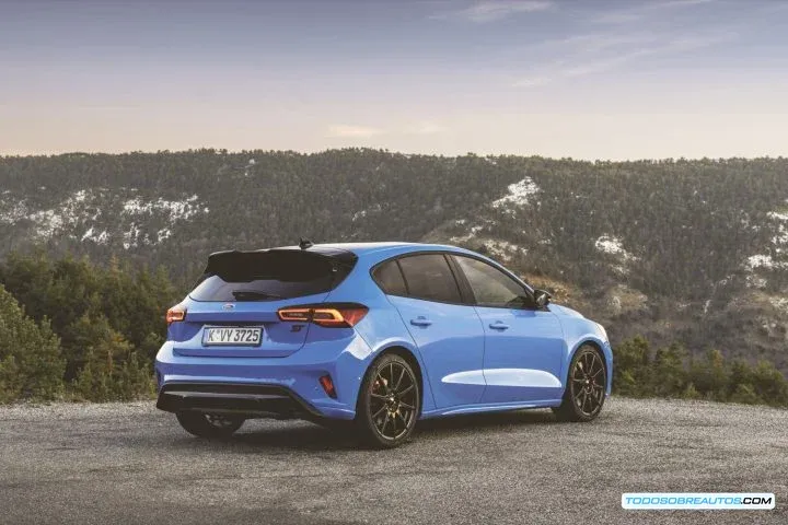 Ford Focus ST color azul, modelo 2024, vista lateral trasera tres cuartos, luces traseras.