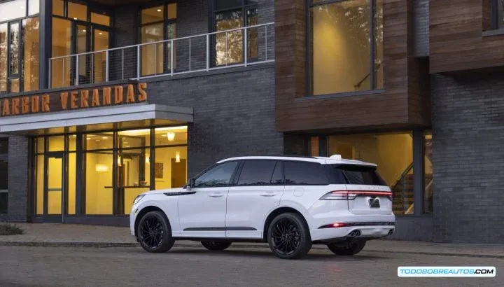 Lincoln Aviator 2026 vista trasera lateral