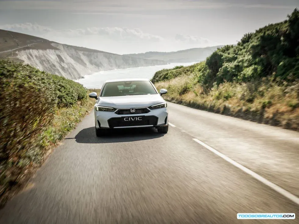 Vista interior del Honda Civic e:HEV 2026