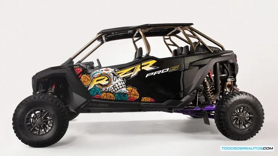 Vista lateral del Polaris RZR PRO-S Edición Calavera 2026, resaltando sus gráficos y diseño.