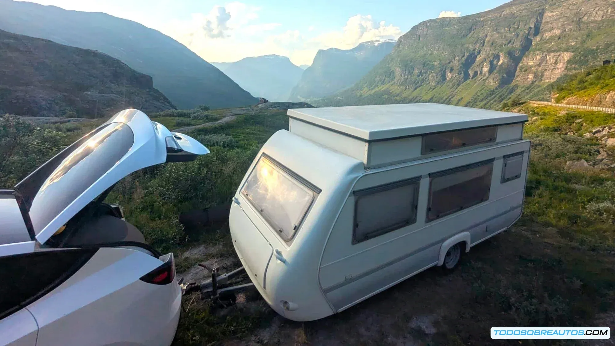 Tesla Model Y cargando en un supercargador en Europa