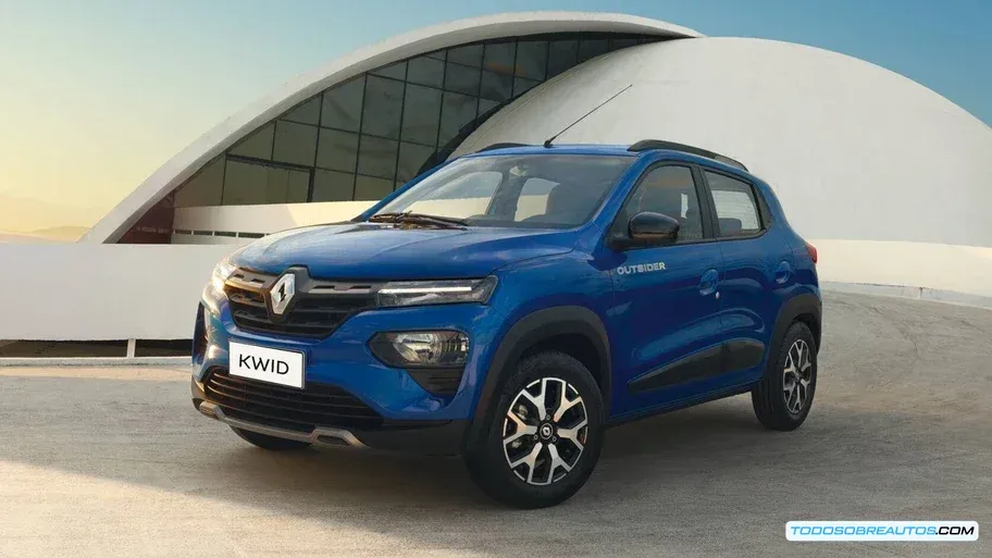 Propietario de un Renault Kwid contactando al servicio al cliente de Renault para agendar una revisión.