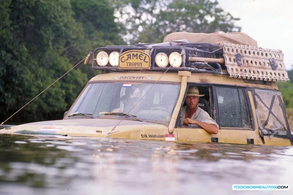 Participantes del Camel Trophy trabajando en equipo en la selva.