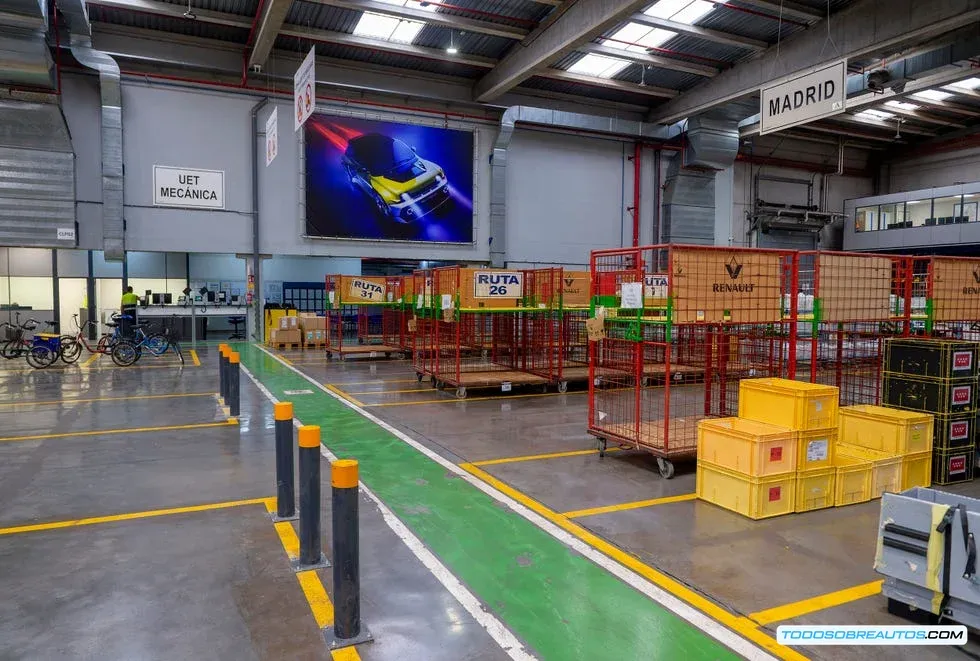 Trabajadores del Centro de Distribución Renault Apolo preparando pedidos.