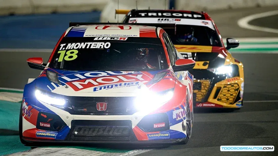 Imagen de la parrilla de salida de una carrera de Fórmula 4 NACAM en el Autódromo Hermanos Rodríguez.
