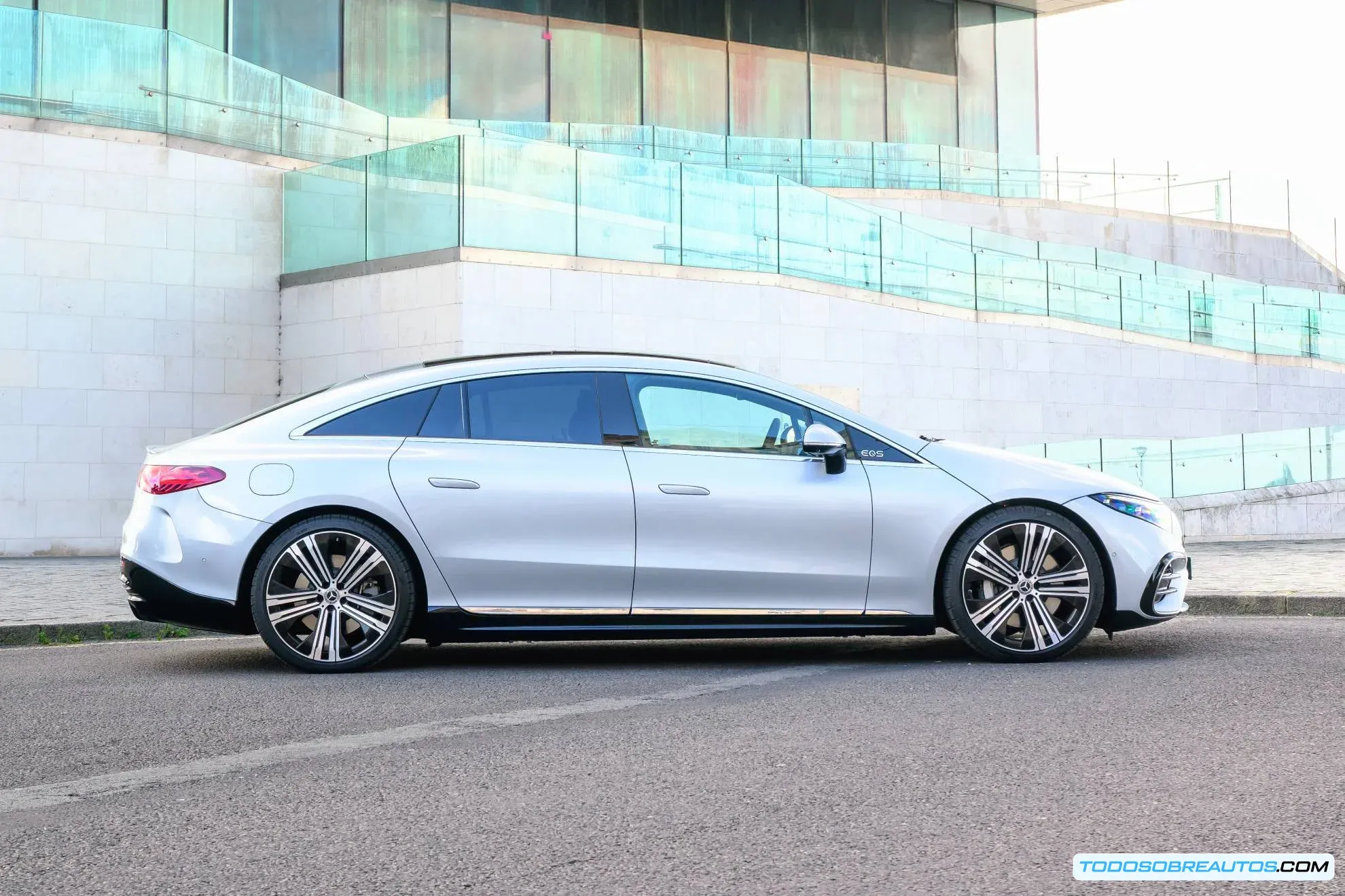 Interior lujoso del Mercedes EQS 450+ 2025