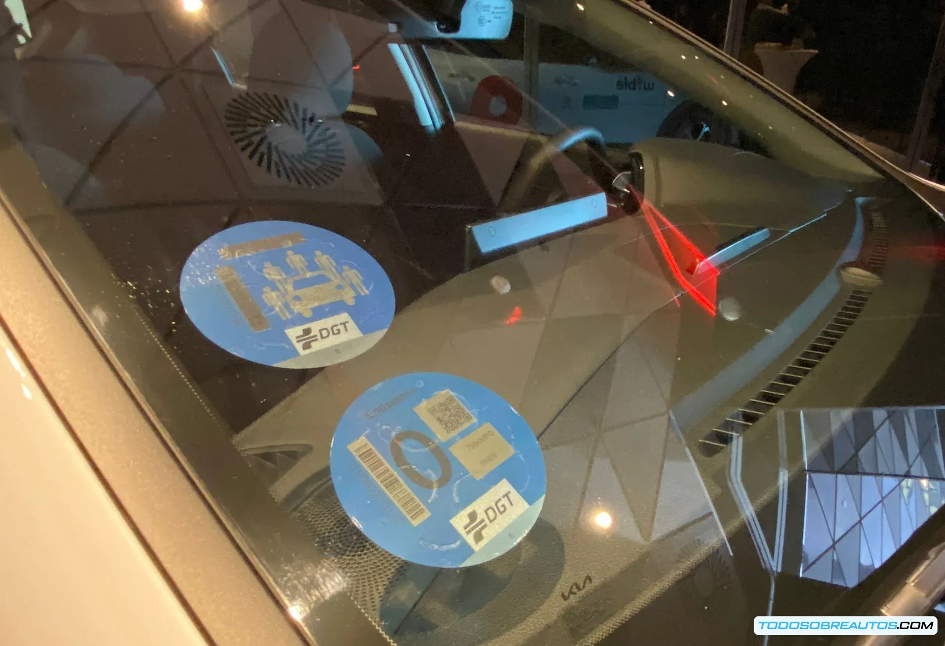 Imagen de la etiqueta V-26 de la DGT