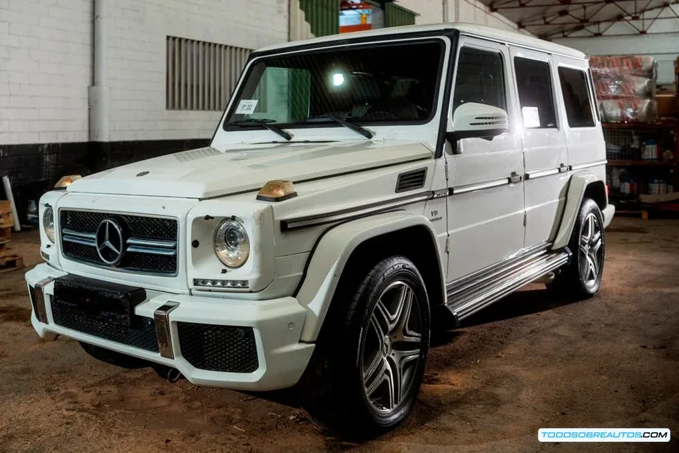 Mercedes G 63 AMG gris en un entorno urbano.