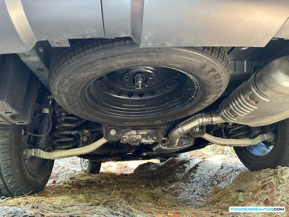 Detalle de la llanta y llanta de repuesto en un vehículo off-road.