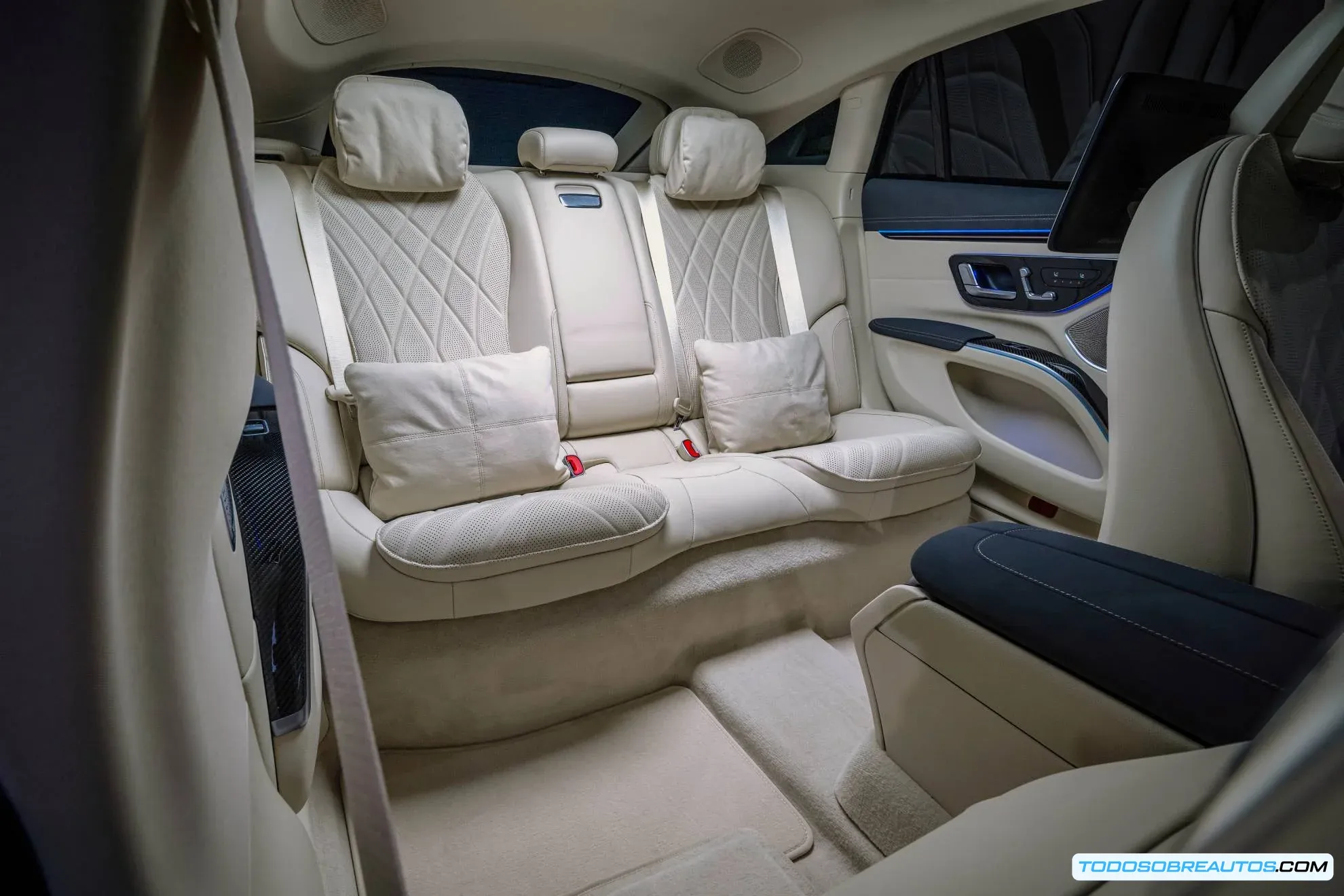 Mercedes EQS 450+ 2025 en carretera