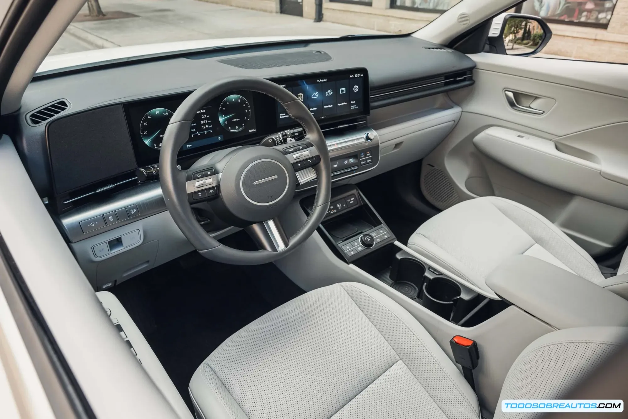 Diseño moderno y tecnológico del interior del Hyundai Kona 2025.