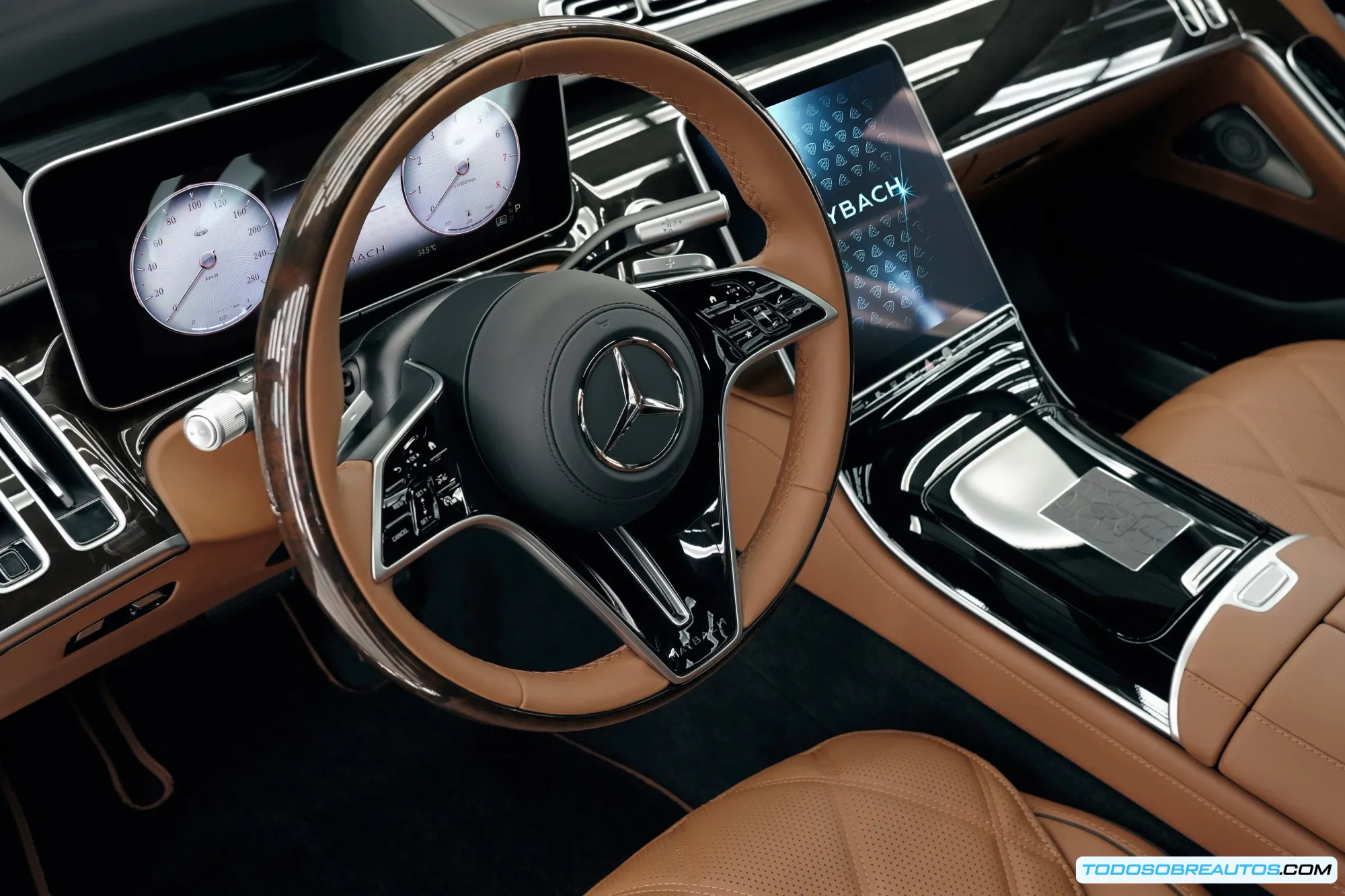 Medalla conmemorativa del motor V12 en el pilar C del Mercedes-Maybach S680 V12 Edition