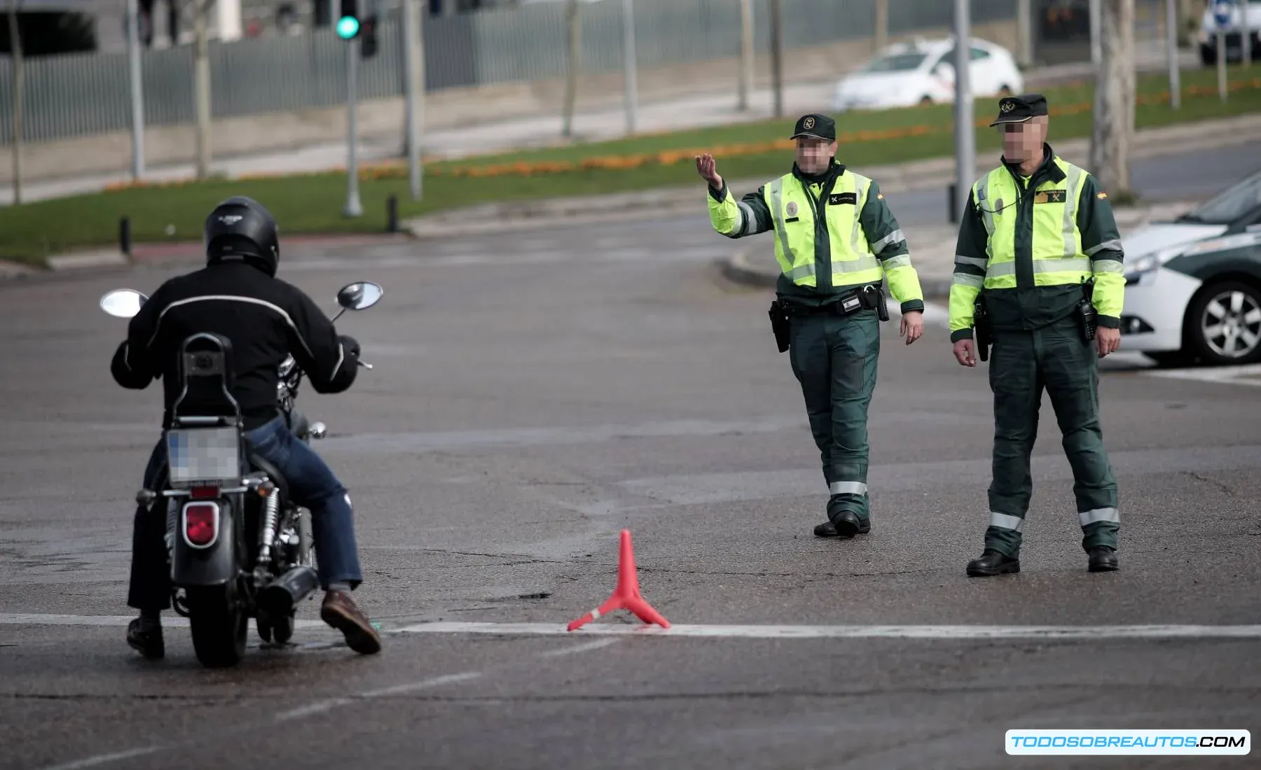 Agente de la Guardia Civil verificando la documentación de una motocicleta.