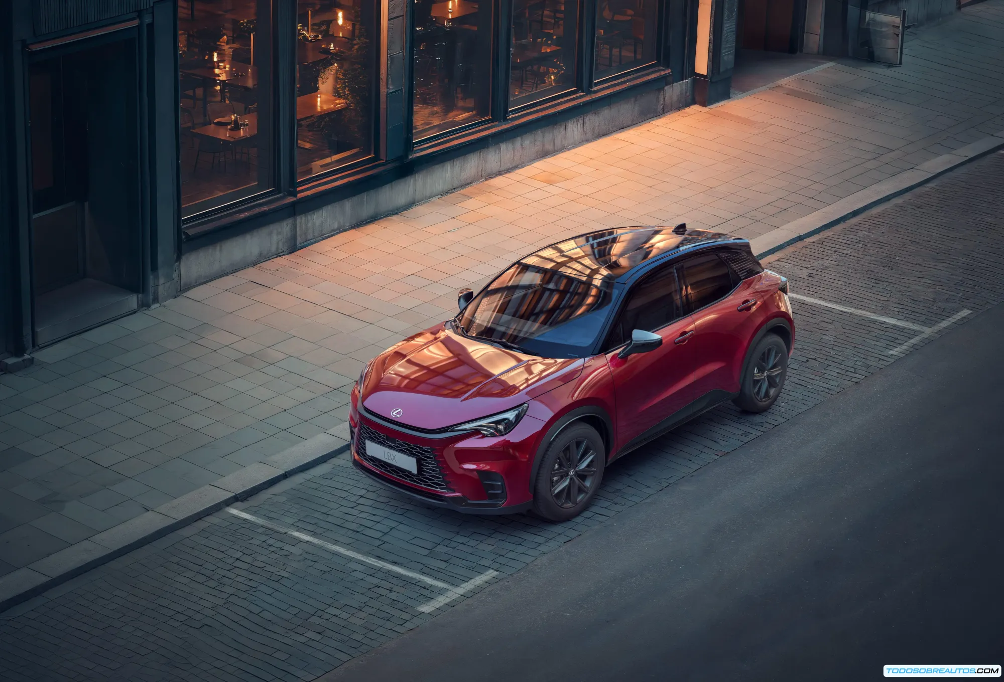 Detalle del diseño bicolor del Lexus LBX Vibrant Edition.