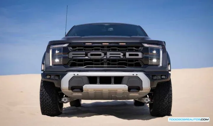 Ford F-150 Raptor, representando la necesidad de equilibrar el rendimiento del vehículo con las regulaciones ambientales.