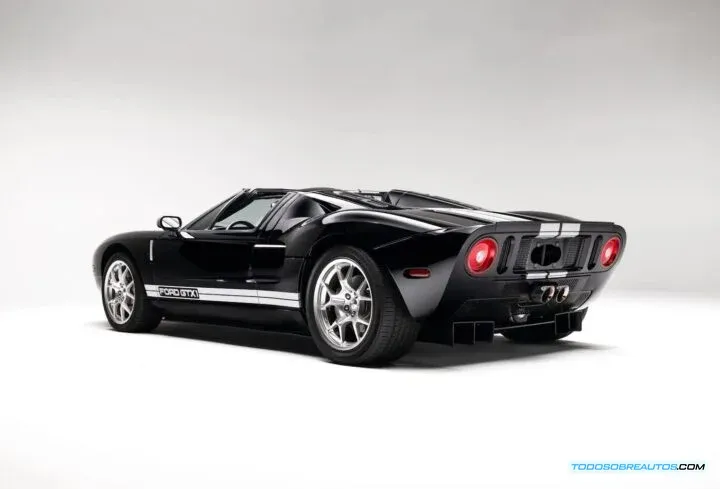 Ford GTX1 Ebony Black vista trasera de tres cuartos