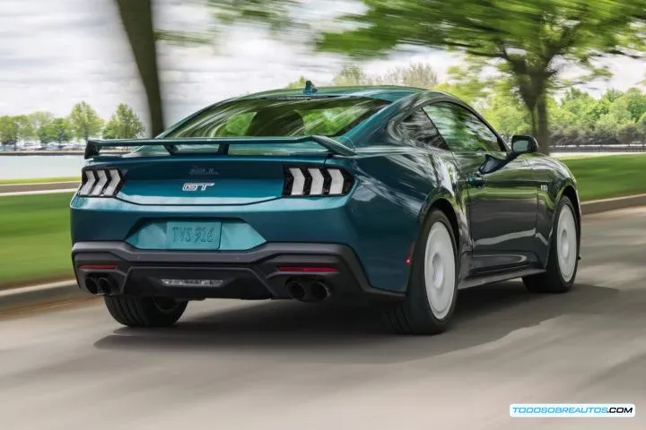 Ford Mustang GT 2026, ejemplificando la innovación de Ford en la tecnología automotriz.