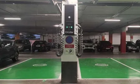 Le prohíben aparcar su coche eléctrico en el parking de un hospital.