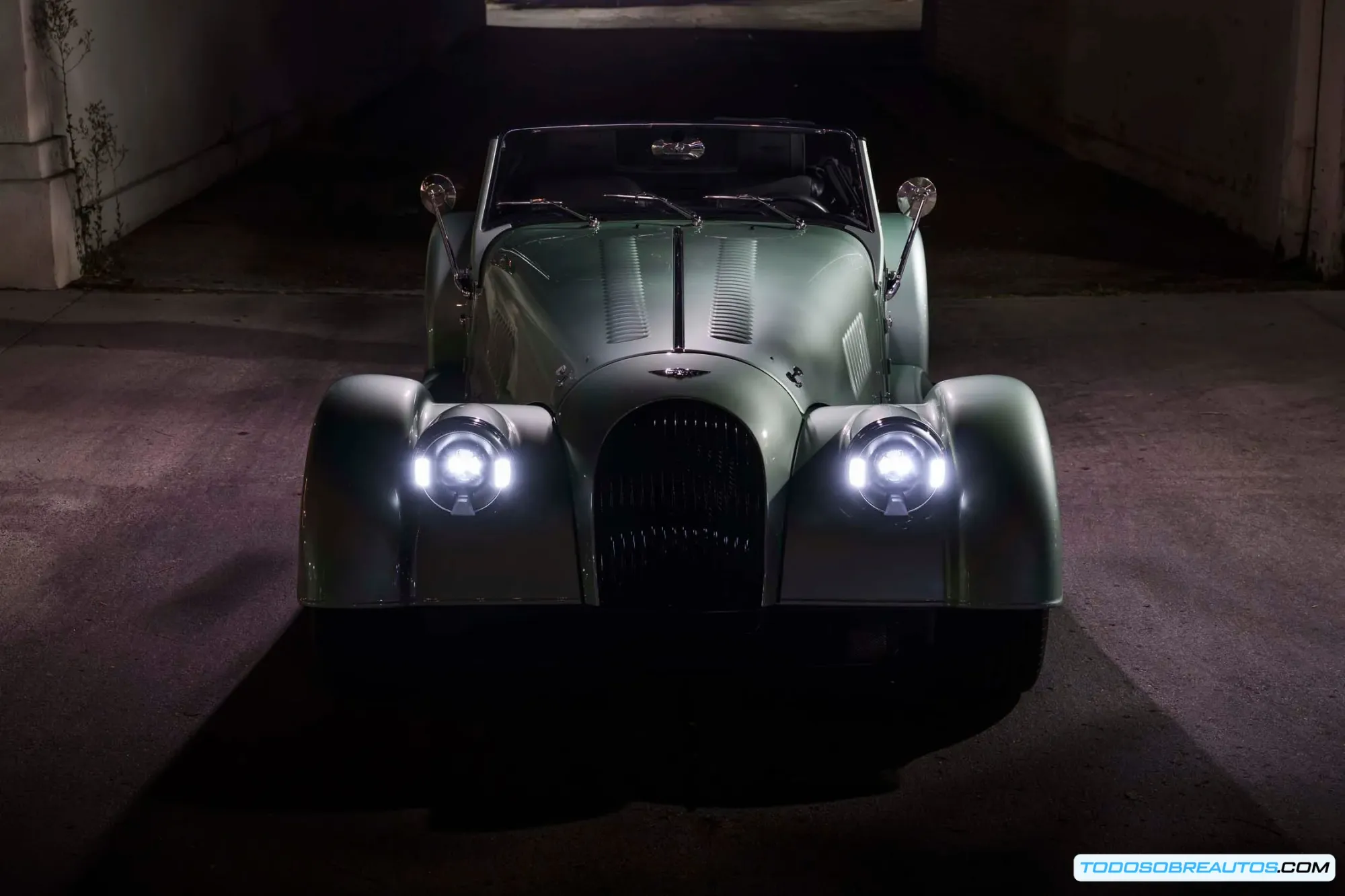 Detalle de la fabricación artesanal del Morgan Plus Four 2025