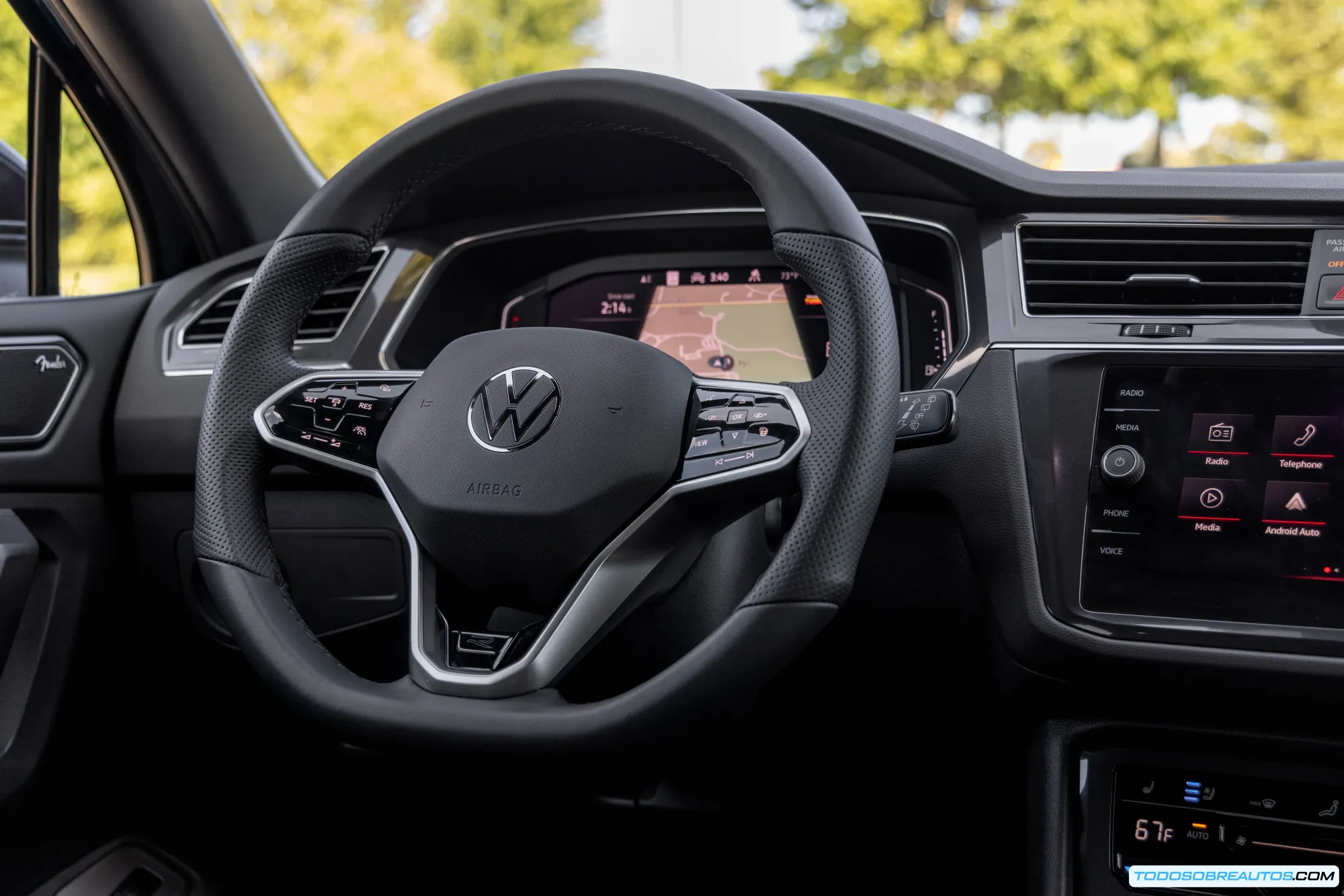 Interior de un Volkswagen Tiguan mostrando la pantalla táctil central.