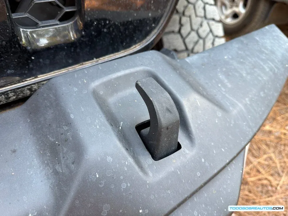 Detalle de un gancho de remolque en un vehículo off-road.