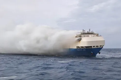 En 2022 un barco cargado de coches eléctricos se hundió por culpa de un bestial incendio.