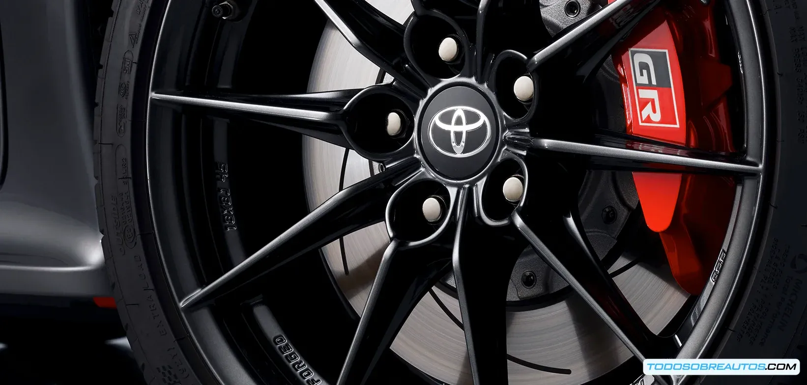 Christian von Koenigsegg conduciendo un Toyota GR Yaris.