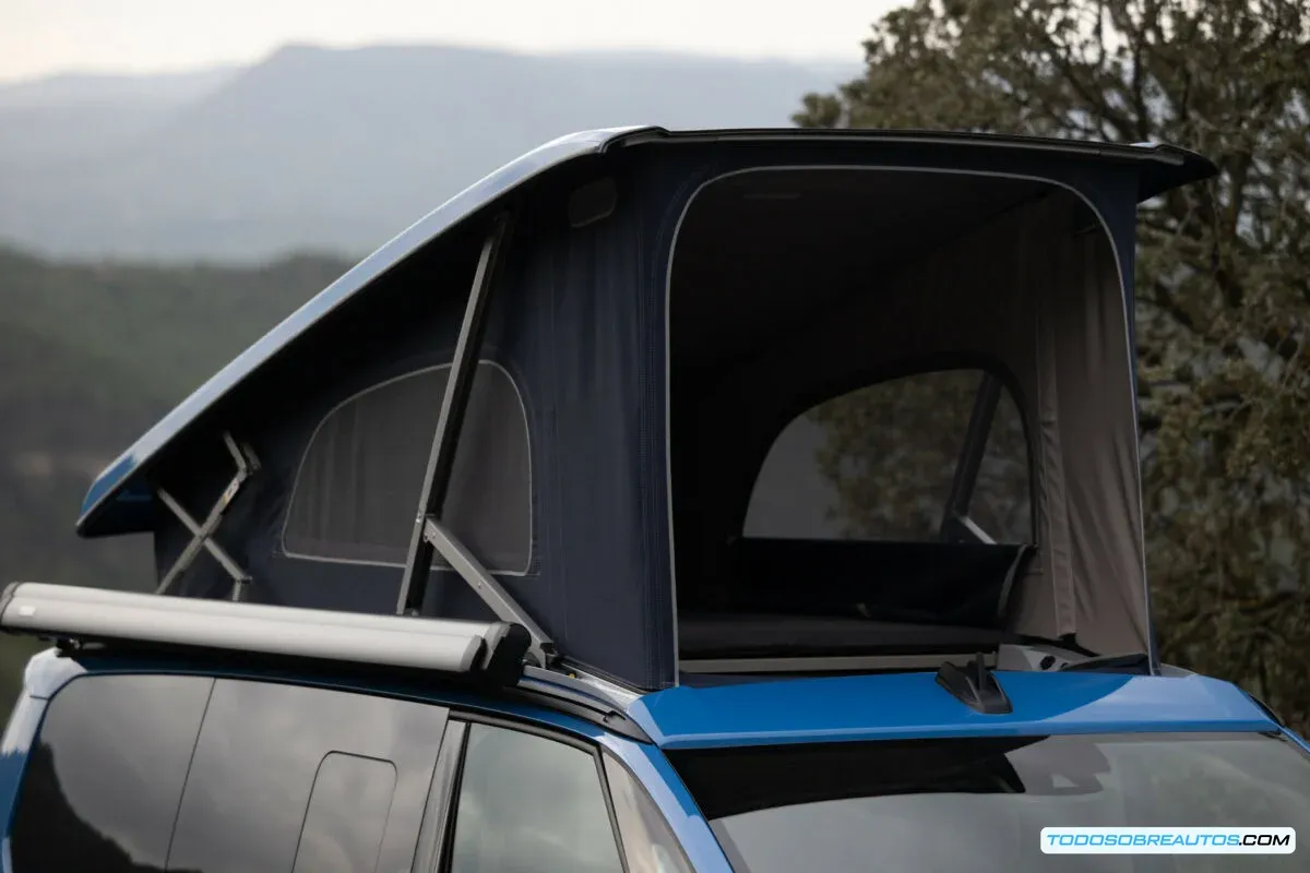 Interior espacioso y moderno de la Volkswagen California T7 e-Hybrid.