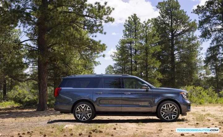 Ford Expedition 2026 Platinum Ultimate vista lateral.