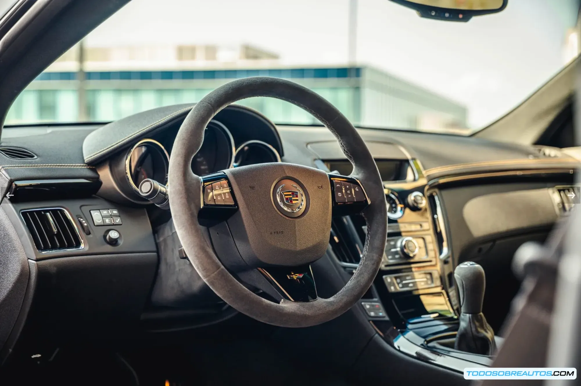 Detalle del tablero de instrumentos del Cadillac CTS-V Coupe 2014.