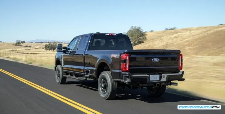 Parte trasera de una Ford F-250 Super Duty mostrando el modelo XL STX.