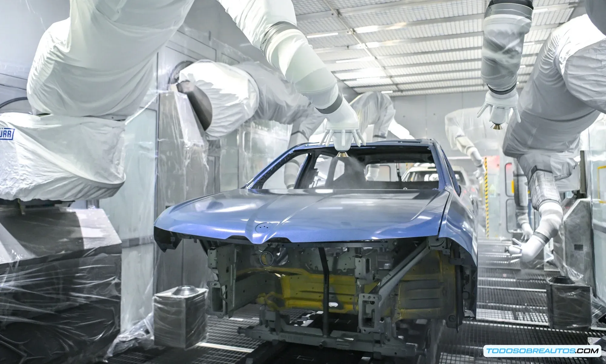 BMW iX3 saliendo de la fábrica, representando la electrificación de flotas
