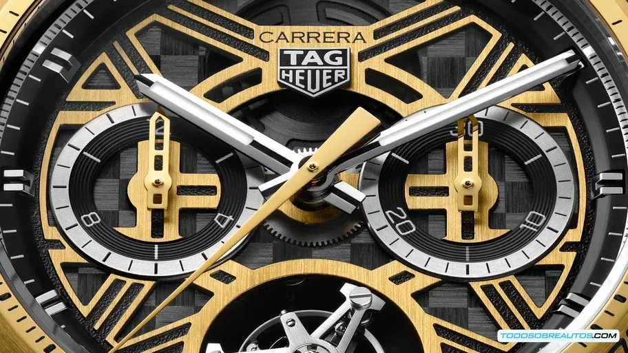 Detalle del bisel de oro de 18K con el taquímetro y el logo de la Fórmula 1 en el TAG Heuer Carrera F1 75 Aniversario Tourbillon.