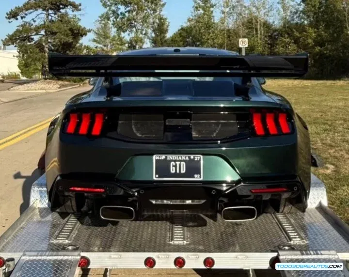 Ford Mustang GTD en Dark Highland Green, vista trasera.