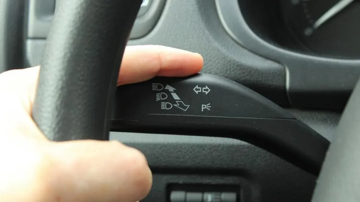 La avería que indican los intermitentes del coche cuando parpadean muy rápido