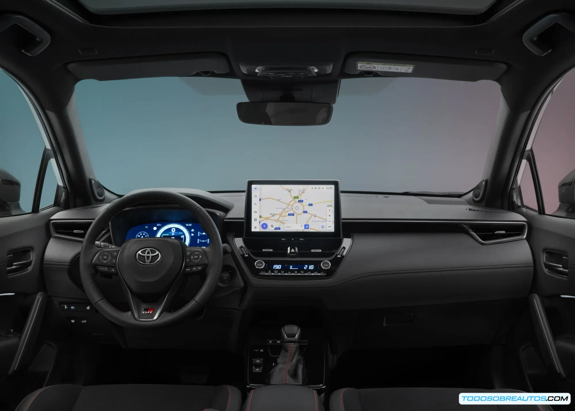 Detalle del frontal del Toyota Corolla Cross Hybrid 2025