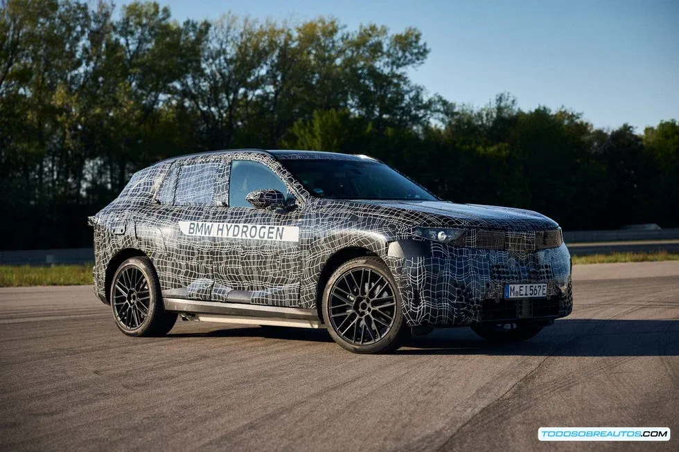 Detalle del frontal del BMW X5 en pruebas, mostrando el lenguaje