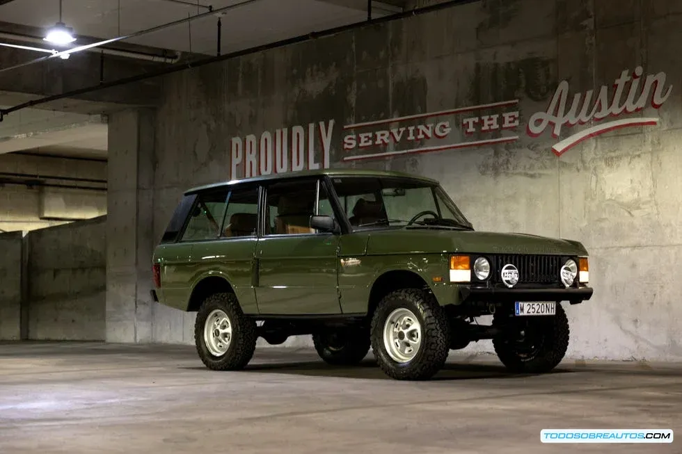 Detalles interiores de un Range Rover Classic restomod por Blackden Edition.