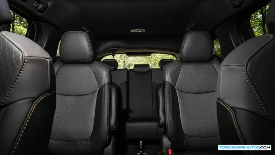 Detalle de los tornillos del asiento en una Toyota Sienna HEV