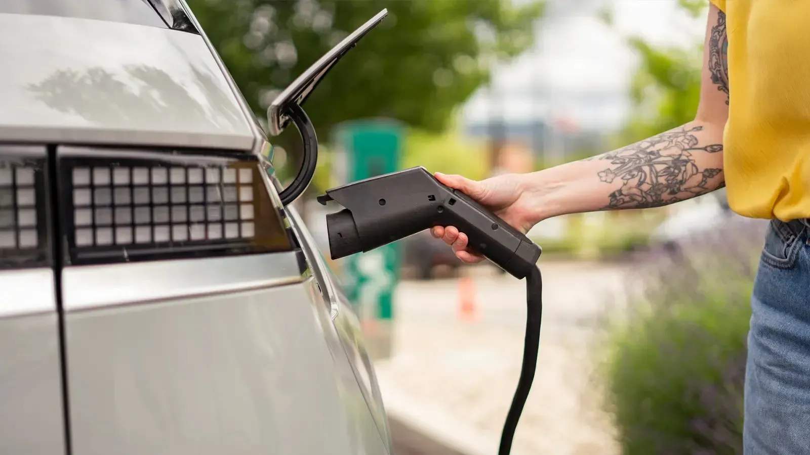 Cómo ahorrar en la carga de vehículos eléctricos: tarifas fuera de las horas pico