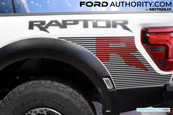 Ford F-150 Raptor R mostrando su diseño y potencia.