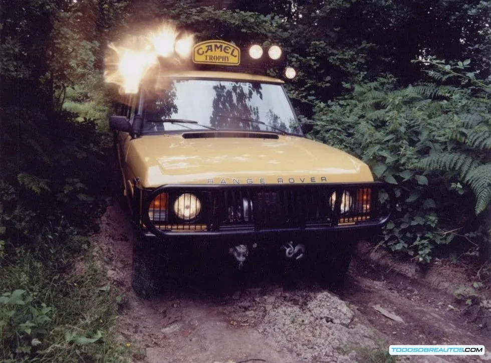 Participantes del Camel Trophy realizando pruebas físicas.