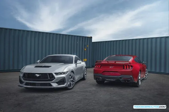 Ford Mustang GT 2026 con GT Performance Package, mostrando su diseño deportivo y aerodinámico