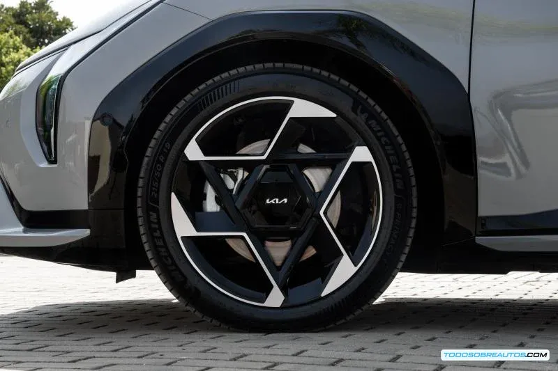 Kia EV4 vista lateral